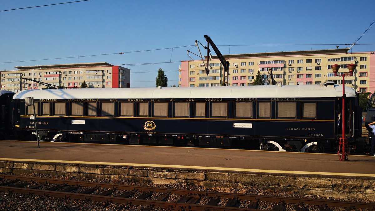 Am Morgen des 27.08.2019 wartete an Gleis 10 des bukarester Nordbahnhofs die 17-Wagen-lange Garnitur des Orient Exress. Der Aufenthalt auf dem Bahnsteig neben dem Zug war verboten, also sind alle Aufnahmen von den gegenüberiegenden Bahnsteigen gemacht. Dieses Bild zeigt den ersten Wagen nach der Diesel-Dopeltraktionsgarnitur Baureihe 64.