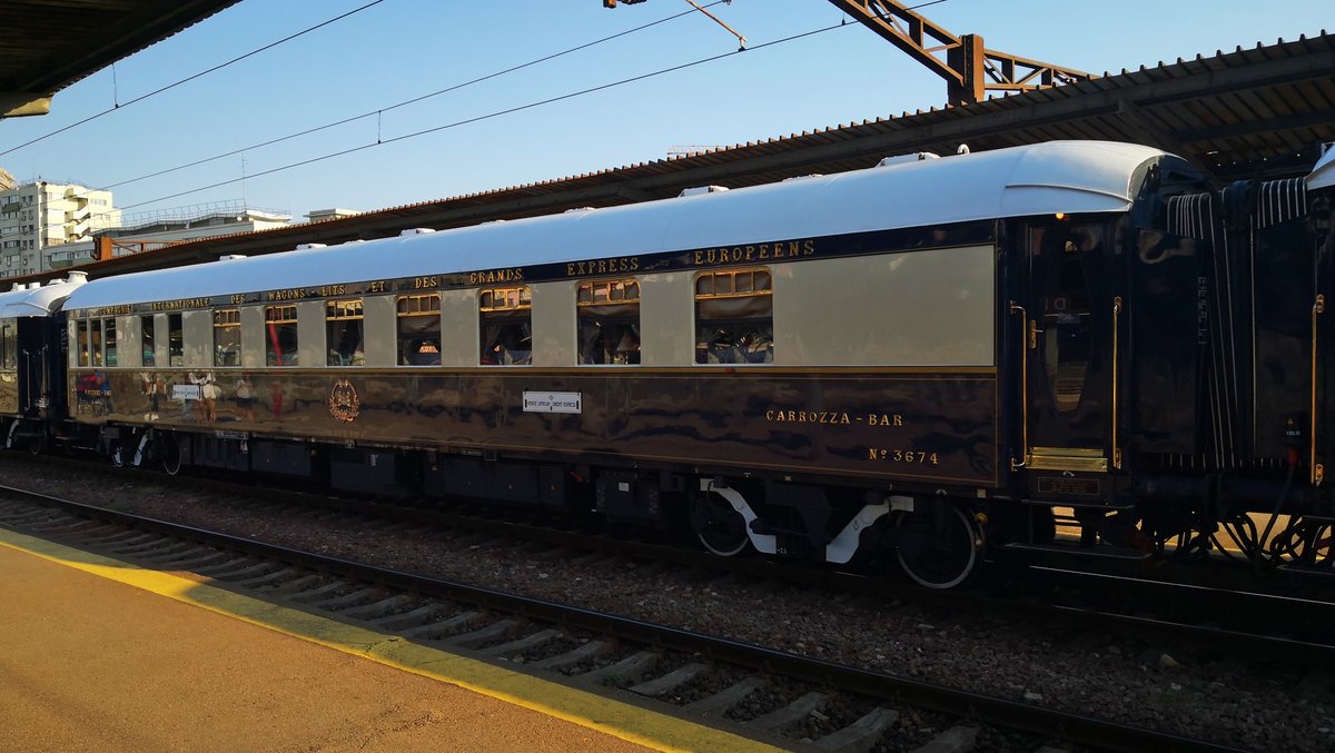 Am Morgen des 27.08.2019 wartete an Gleis 10 des bukarester Nordbahnhofs die 17-Wagen-lange Garnitur des Orient Exress. Der Aufenthalt auf dem Bahnsteig neben dem Zug war verboten, also sind alle Aufnahmen von den gegenüberiegenden Bahnsteigen gemacht. Das Bild zeigt den Bar-Wagen mit der Nummer 3674 von der anderen Seite (Geis 9).
