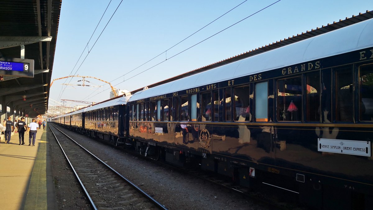 Am Morgen des 27.08.2019 wartete an Gleis 10 des bukarester Nordbahnhofs die 17-Wagen-lange Garnitur des Orient Exress. Der Aufenthalt auf dem Bahnsteig neben dem Zug war verboten, also sind alle Aufnahmen von den gegenüberiegenden Bahnsteigen gemacht. Das Bild zeigt fast den ganzen Zug gesehen vom Geis 9. 