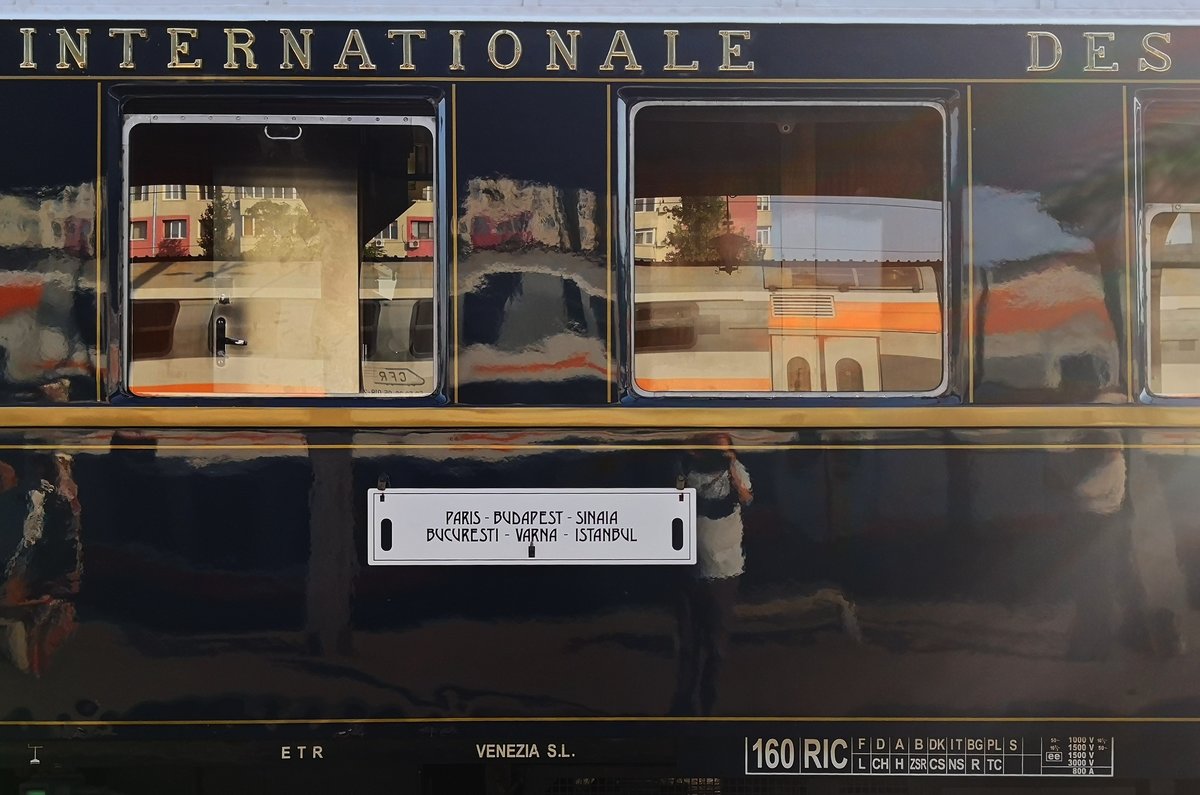 Am Morgen des 27.08.2019 wartete an Gleis 10 des bukarester Nordbahnhofs die 17-Wagen-lange Garnitur des Orient Exress. Der Aufenthalt auf dem Bahnsteig neben dem Zug war verboten, also sind alle Aufnahmen von den gegenüberiegenden Bahnsteigen gemacht. Das Bild zeigt das Schild mit den wichtigsten Haten des Orient Express, darunter die rumaenihttps://www.bahnbilder.de/?name=bilder_bearbeiten2.0#schen Staedte Sinaia und Bukarest.
