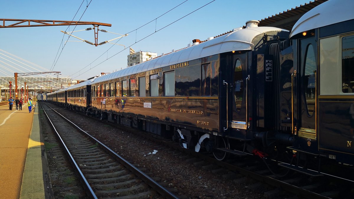 Am Morgen des 27.08.2019 wartete an Gleis 10 des bukarester Nordbahnhofs die 17-Wagen-lange Garnitur des Orient Exress. Der Aufenthalt auf dem Bahnsteig neben dem Zug war verboten, also sind alle Aufnahmen von den gegenüberiegenden Bahnsteigen gemacht. Das Bild zeigt die vordere Haefte des Zugs. In der Ferne kann man die zwei Dieselloks der Baureihe 64 erkennen, die den Zug in Richtung Giurgiu/Ruse befoerdern werden.