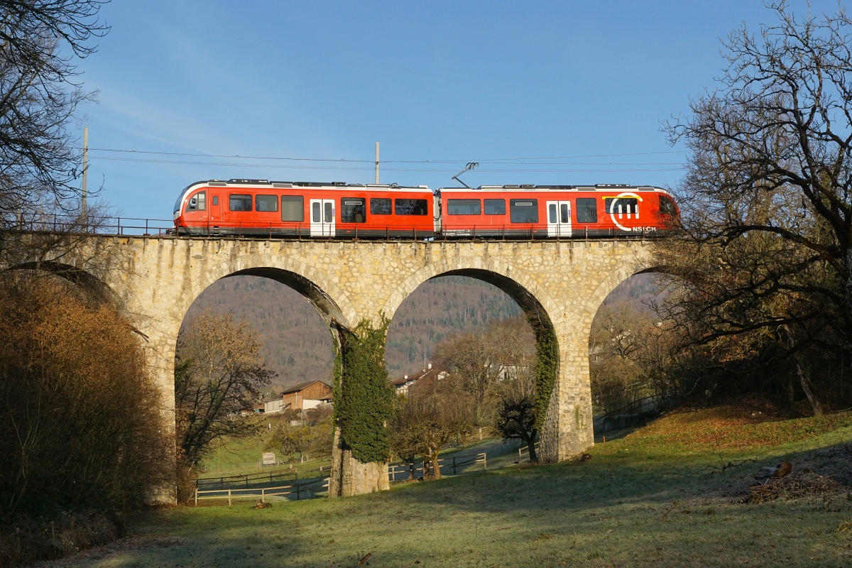 
Am Morgen des 27.12.2015 überquert der neue Stadler-Triebzug ABe 4/8 401-402 den Colline-Viadukt bei Givrins.
