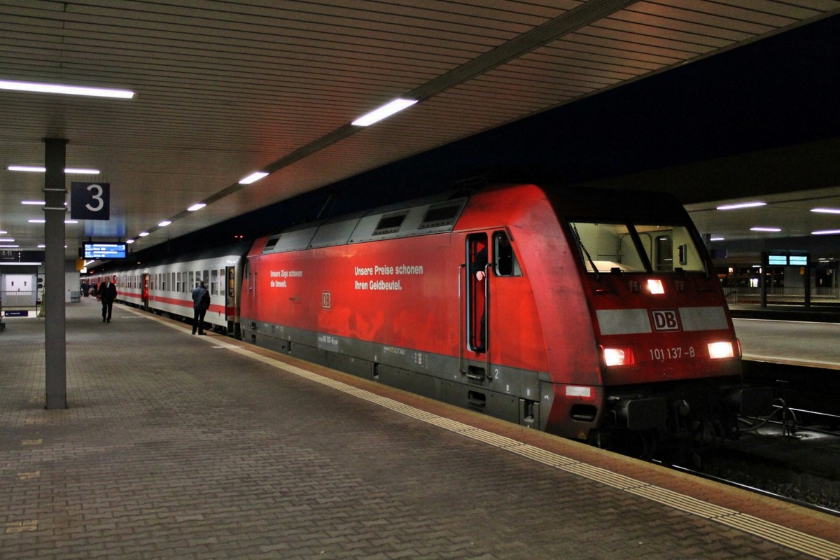 Am Morgen des 28.02.2014 stand die Hamburger 101 137-8 mit dem IC 60419 (Duisburg Hbf - Basel SBB)/ CNL 40419 (Amsterdam CS - Zürich HB)/ CNL 479 (Hamburg-Altona - Zürich HB) in Basel Bad Bf auf Gleis 3 beim Personalwechsel und wird in kürze weiter nach Basel SBB fahren.