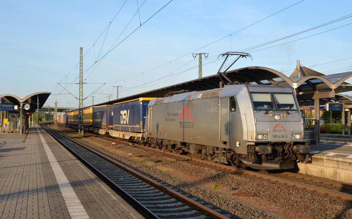 Am Morgen des 28.04.18 folgte 185 418 der TX LOgistik mit dem KLV-Zug nach Rostock dem RE nach Berlin. Fotografiert bei der Durchfahrt durch den Hbf Wittenberg.