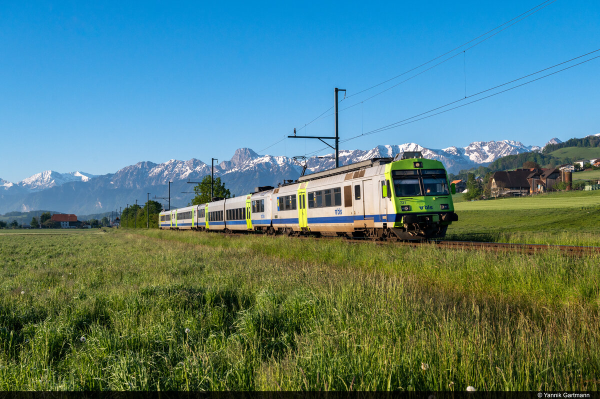 Am Morgen des 28.05.2021 ist BLS RBDe 565 721 unterwegs als S4 15423 von Thun nach Bern und konnte hier vor schönstem Bergpanorama bei Kirchenthurnen aufgenommen werden.