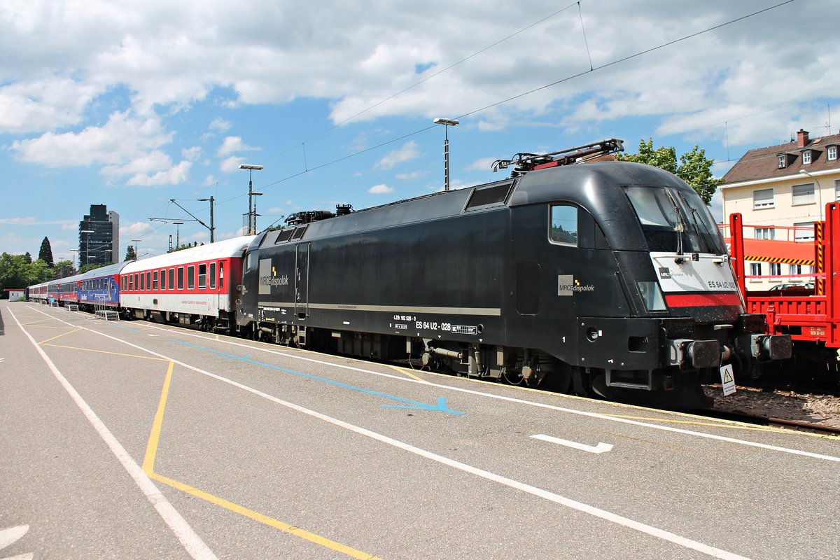Am Morgen des 28.06.2018 stand MRCE/BTE ES 64 U2-028 (182 528-0) mit ihrem Autoreisezug im Terminal vom Güterbahnhof Lörrach und wartete darauf am Abend wieder zurück an die Elbe nach Hamburg zu fahren.