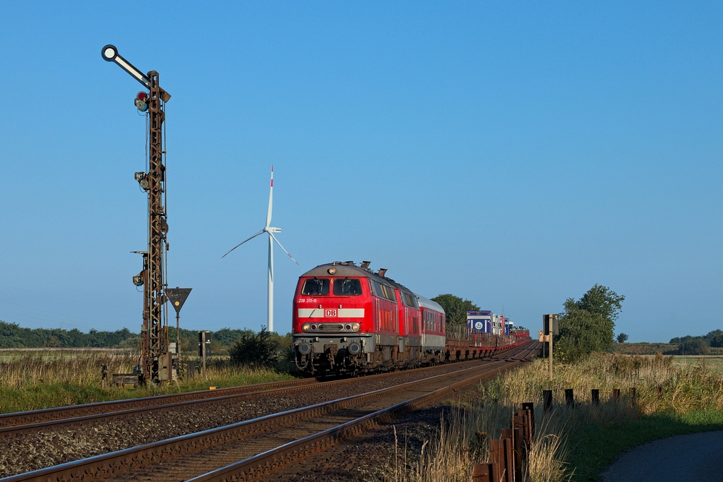 Am Morgen des 28.8.2014 beförderte ein Syltshuttle die Frühaufsteher nach Niebüll und verließ soeben den Hindenburgdamm