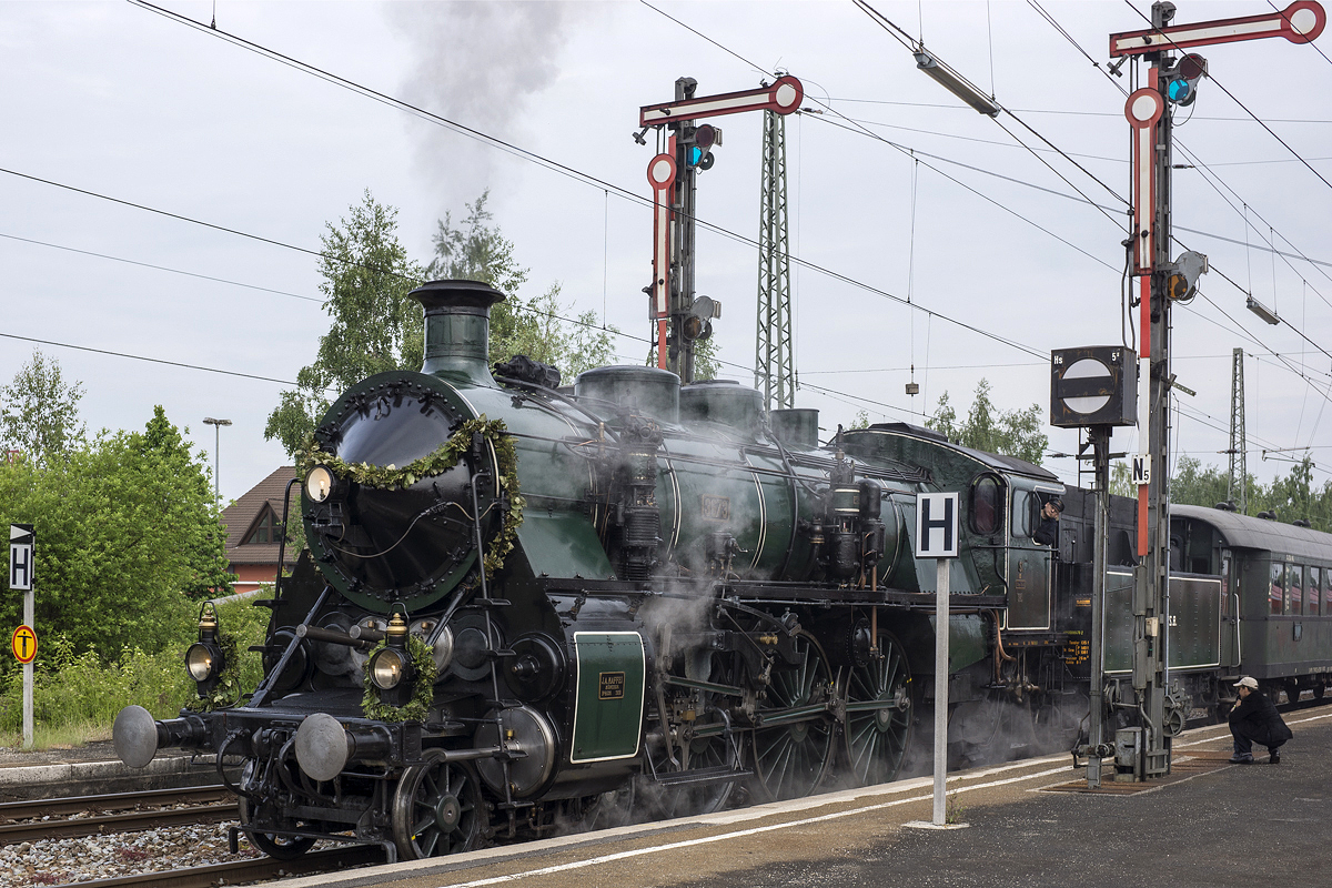 Am Morgen des 29.05.2014 hat die bayerische S3/6 Nr. 3673 (DRG 18 478) die Ehre, den Museumszug des Bayerischen Eisenbahnmuseums (BEM) in Nördlingen aus dem Bw in den Bahnhof zu ziehen. Eigentlich sollte 3673 mit diesem Zug ihre Abschiedsfahrt vor ihrer Abstellung (Fristenablauf) begehen, doch hatte sie sich am 1. Mai einen Radsatzschaden zugezogen und kann nicht im Streckendienst eingesetzt werden. Das BEM hofft, die Maschine zu ihrem 100. Geburtstag im Jahre 2018 wieder einsatzfähig zu haben. Als Ersatz wird 41 1150-6 den Zug übernehmen.

Hersteller: J.A. Maffei, München
Fabriknr.: 4536
Abnahmedatum: 01.08.1918
Erst-Bw: München Hbf
Umbeheimatungen: Augsburg, Ingolstadt, Lindau, Neu-Ulm, Ulm, Winterthur
Heimat-Bw. z.Z.d. Aufnahme: BEM Nördlingen
Eigentümer z.z.d. Aufnahme: Bayerisches Eisenbahnmuseum Nördlingen
ursprüngl. Fahrzeugnr.: 3673
UIC-Nr.: 90 80 0018 478-2 D-BYB
Betreibernr. z.Z.d. Aufnahme: 3673
Umnummerierungen: 18 478
z-Stellung: 13.04.1959
Ausmusterung: 14.07.1960
Radsatzfolge: 2'C1'h4v
Vmax (km/h): 120
Leistung (Psi): 1.770
Dienstmasse mit Tender (t): 135
Dienstmasse ohne Tender (t): 90
max. Radsatzfahrmasse (t): 17
LüP (mm): 23.230