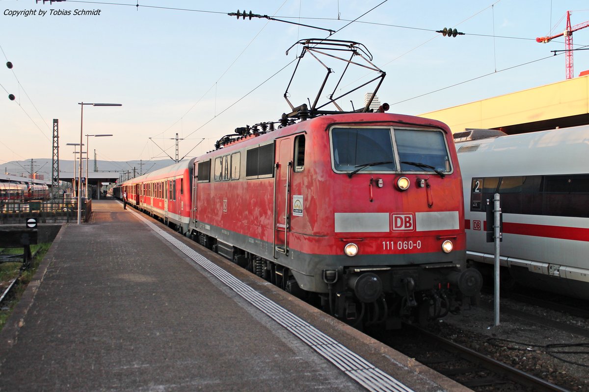 Am Morgen des 29.05.2017 stand die Freiburger 111 060-0  1000 Jahre Gundelfingen  mit ihrer RB (Basel Bad Bf - Offenburg), am Steuerwagen angekuppelt, im Startbahnhof und wird in Kürze ihre Fahrt starten.