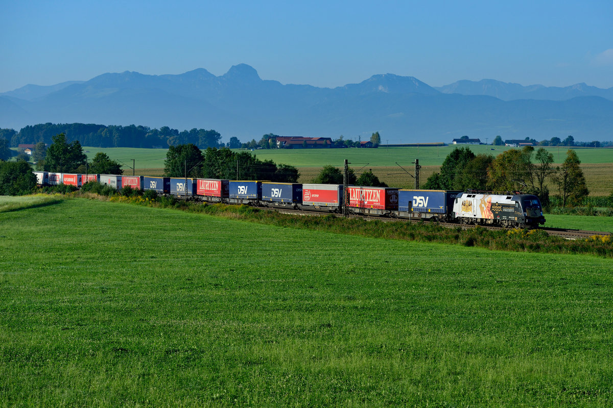 Am Morgen des 30. August 2017 gab sich noch der  Kaiser Franz Josef von Österreich  alias 182 523 vor dem DGS 40560 von Verona Q.E. nach Padborg die Ehre. Bei Haus wurde diese Leistung noch abgewartet. Seit einiger Zeit fährt diese schöne Werbelok nun für TXLogistik, vorher war sie hauptsächlich für die österreichische CargoServ im Einsatz.