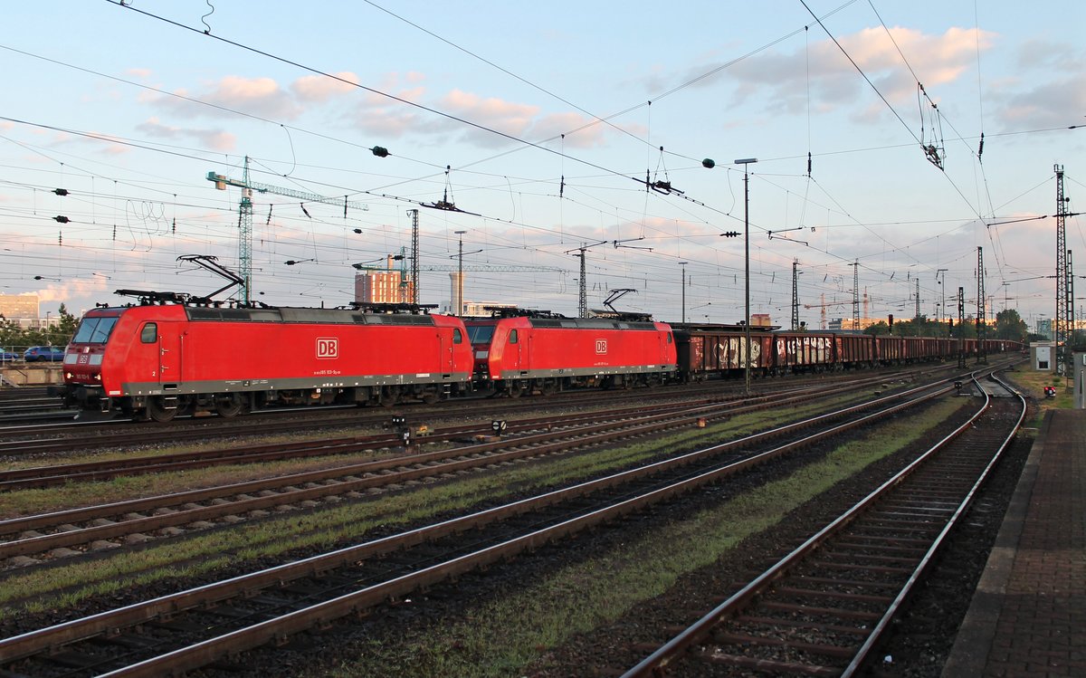 Am Morgen des 30.07.2015 bespannte 185 103-9 zusammen mit 185 107-0 einen vollen Tonerdezug, als sie über Gleis 1 durch den Badischen Bahnhof von Basel gen Rangierbahnhof Muttenz fuhren.