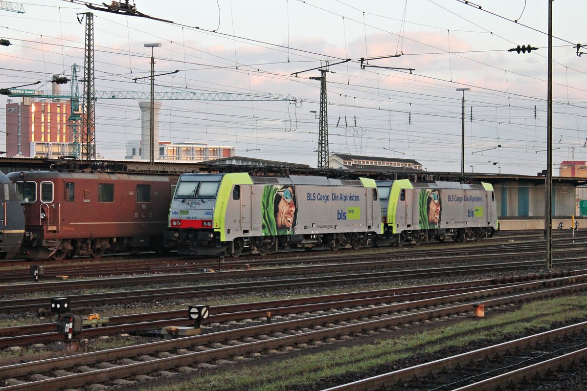 Am Morgen des 30.07.2015 stand Re 486 506 zusammen mit Re 486 504 und weiteren Loks von BLS Cargo im Badischen Bahnhof von Basel abgestellt und warteten zusammen auf ihren nächsten Einsätze.