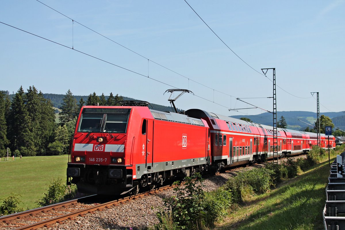 Am Morgen des 30.07.2017 bespannte die Freiburger 146 235-7 eine RB (Freiburg (Brsg) Hbf - Seebrugg), als diese nach dem Bahnhof von Titisee die Seesteige hinauf in Richtung Feldberg Bärental fuhr.