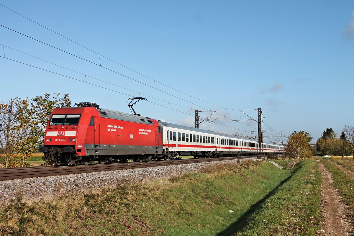 Am Morgen des 30.10.2017 fuhr 101 015-6 mit dem EC 207 (Frankfurt (Main) Hbf - Zürich HB) bei Hügelheim über die KBS 703 in Richtung Basel.
