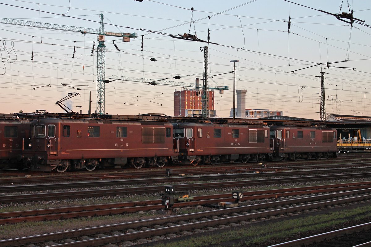 Am Morgen des 31.07.2015 standen Re 4/4 190 (425 190-6)  Raron , Re 4/4 170 (425 170-8)  Brig-Glis  und Re 4/4 174 (425 174-0)  Frutigen  alle zusammen mit weiteren Loks von BLS Cargo in Basel Bad Bf und warteten auf ihre nächsten Einsatz.