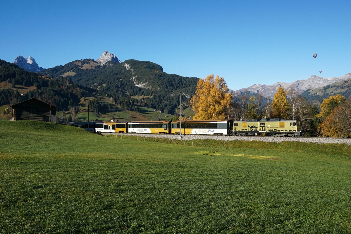 Am Morgen des 31.10.2015 zieht die GDe 4/4 6003 den D 2212 von Gstaad Richtung Gruben.