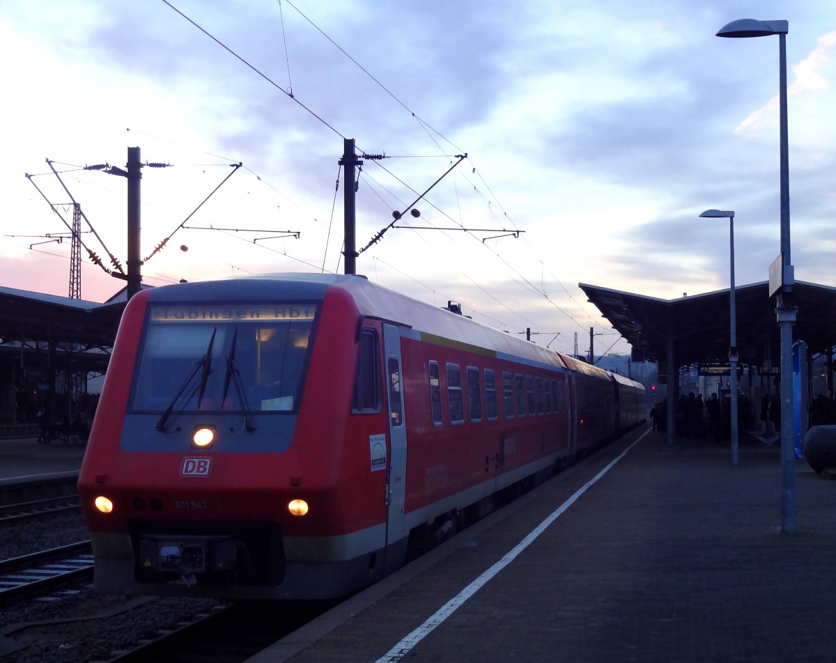 Am Morgen des 3.1.14 verendete der IRE3250 auf der Fahrt nach Stuttgart im Bahnhof Plochingen. Aufgrund mehrerer Störungen an den Fahrzeugen, hatte der Zug eine Verspätung von 40 Minuten. 
Hier steht 611 041 mit einer weiteren Einheit im Plochinger Bahnhof. 