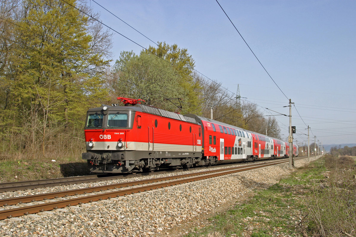Am Morgen des 3.4.16 fährt 1144.269 mit R-2319 durch den frisch gerodeten Dunkelsteinerwald zwischen Leobersdorf und Sollenau.