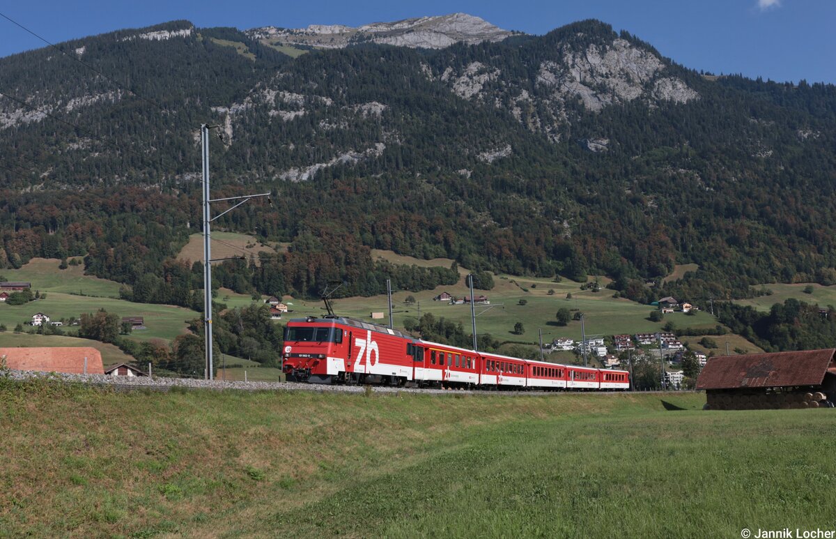 Am Morgen des 5. August 2026 bespannte die HGe 101 962 der Zentralbahn den Zusatz IR 3084 von Luzern nach Interlaken Ost. Am Fu�e des Pilatus bei Alpnachstad konnte ich den Zug ablichten. 
