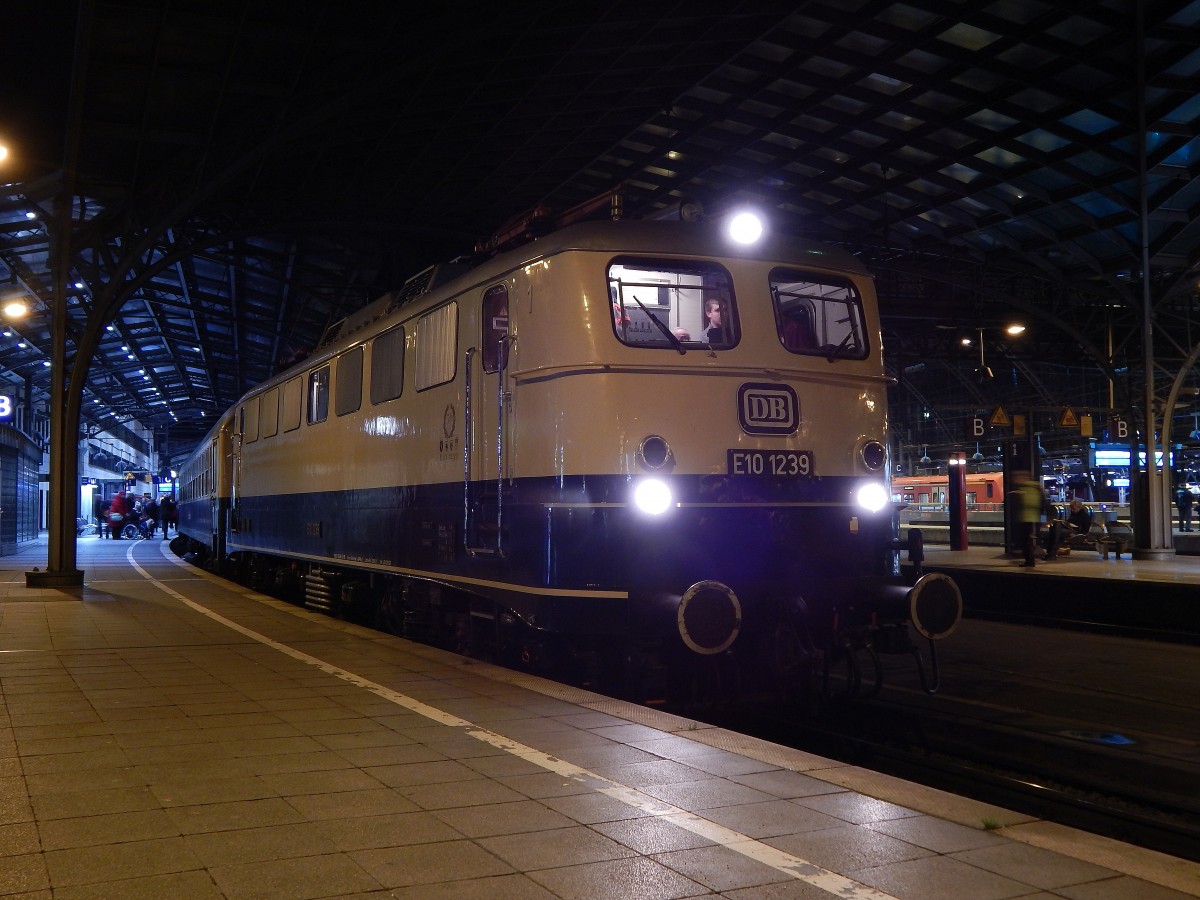 Am Morgen des 5.12 stand die E10 1239 mit dem SDZ 68906 nach Celle in Köln Hbf bereit.

Köln 05.12.2015