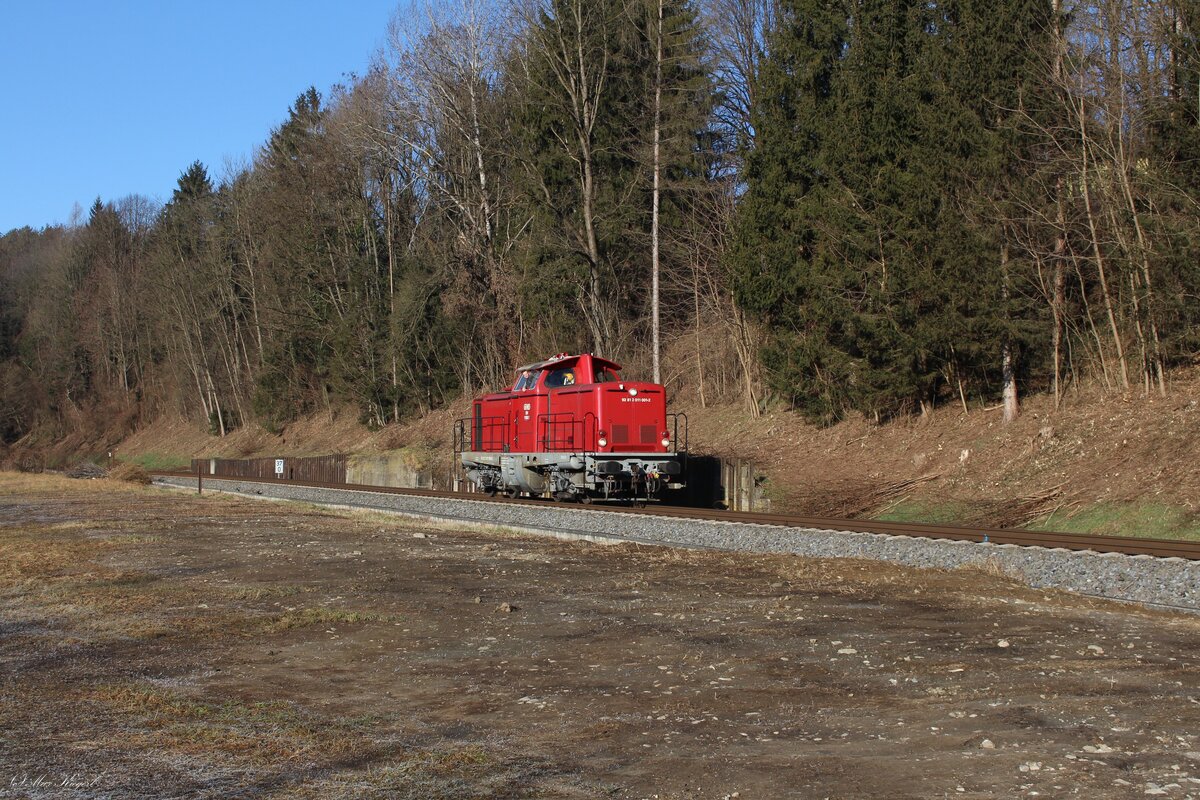 Am Morgen des 5.2.2025 fährt die GKB 1100.1 als Lokzug von Graz-Köflacherbahnhof nach Köflach um den dortigen VT10.09 samt zwei Beiwägen zu holen hier kurz hinter der HaltestelleBärnbach.