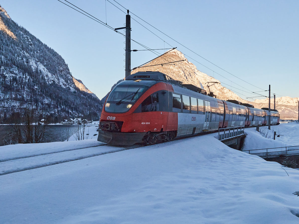 Am Morgen des 6.2.2019 war 4024 031 als R3406 von Attnang-Puchheim nach Obertraun Dachsteinhöhlen unterwegs. Gerade wurde der Haltepunkt Obersee am Ufer des Hallstatter Sees verlassen.