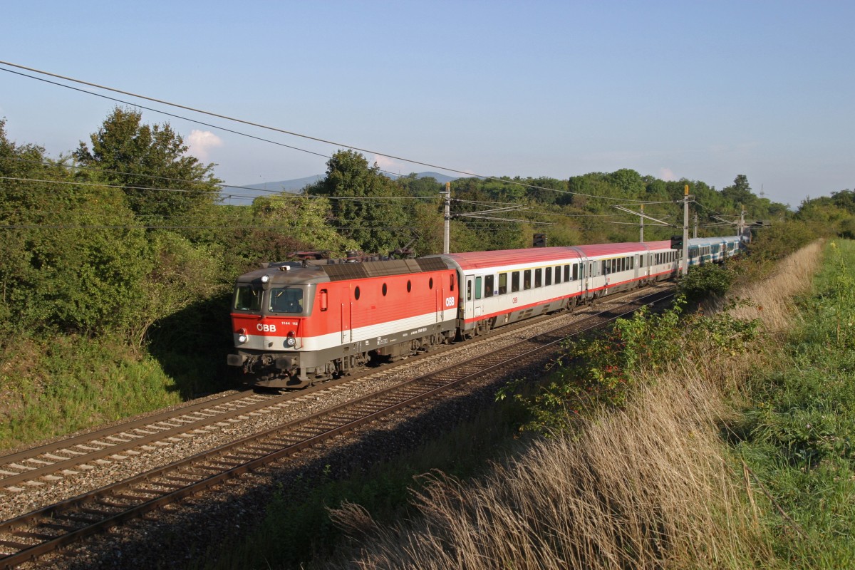 Am Morgen des 9.9.14 fährt 1144.112 mit EC-151 bei Leobersdorf richtung Wr.Neustadt.
