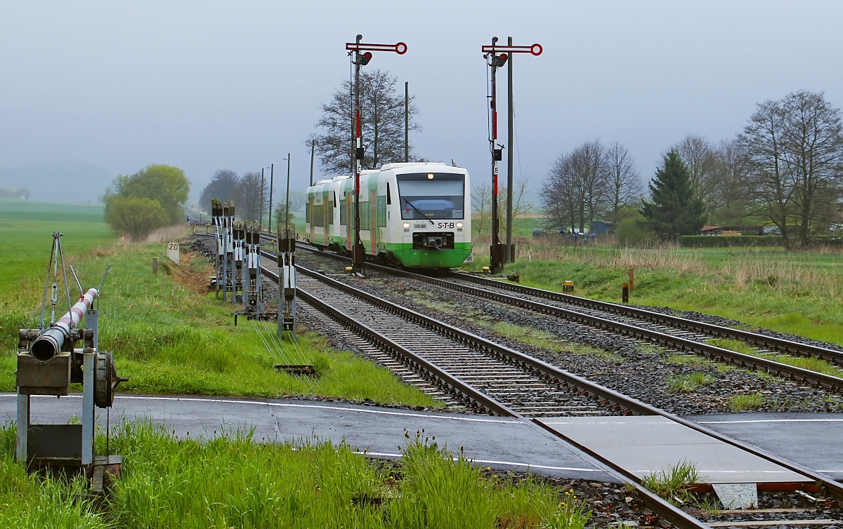 Am Morgen des verregneten 10.04.2014 kommen der VT 119 und ein weiterer Regio-Shuttle der Süd-Thüringen-Bahn im Bahnhof Oberrohn an