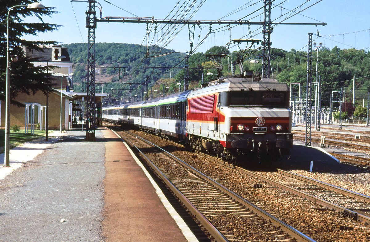Am Morgen eines Oktober-Tages des Jahres 1989 wartet die CC6522 der SNCF mit einem Rapide Toulouse - Paris im Bahnhof Souillac (Dordogne) auf Abfahrt. Die CC6500 in deren zeitlos elegantem Design waren viele Jahre Paradelok und Symbol der SNCF. Doch mit Einführung des TGV Atlantique im Jahr 1990 begann ihr Stern zu sinken.