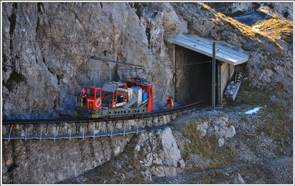 Am morgen früh kommt als Erstes der Nachschub für die Restaurants und Hotels per Gütertriebwagen. (03.11.2014)