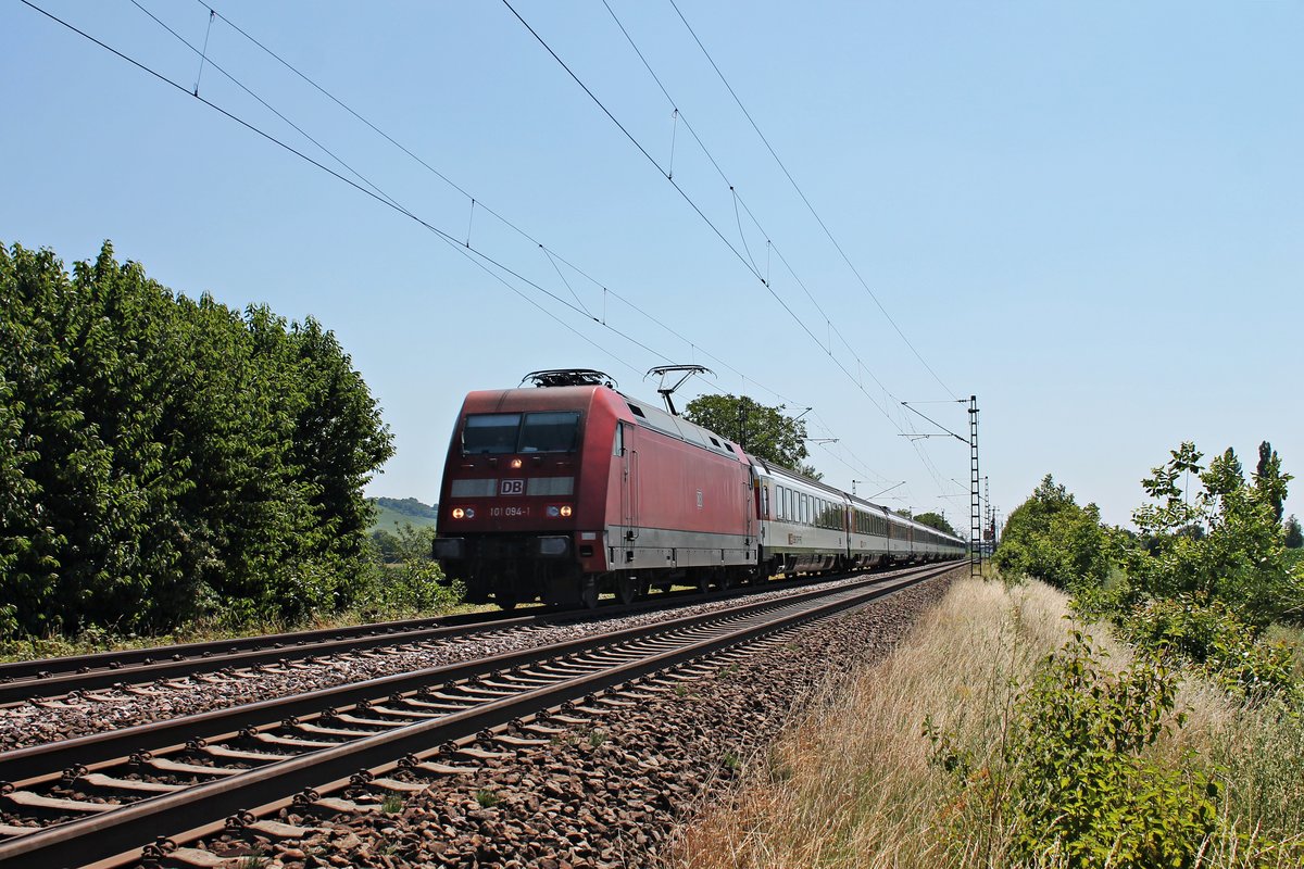 Am Morgen kam 101 094-1 mit dem CNL 479 aus Hamburg an die Schweizer Grenze und bespannte dann am Mittag des 10.07.2015 den EC 6 (Chur HB  Kurswagen /Zürich HB - Hamburg Altona), als sie hier auf dem Bild die Ortschaft Hügelheim in Richtung Freiburg passierte.