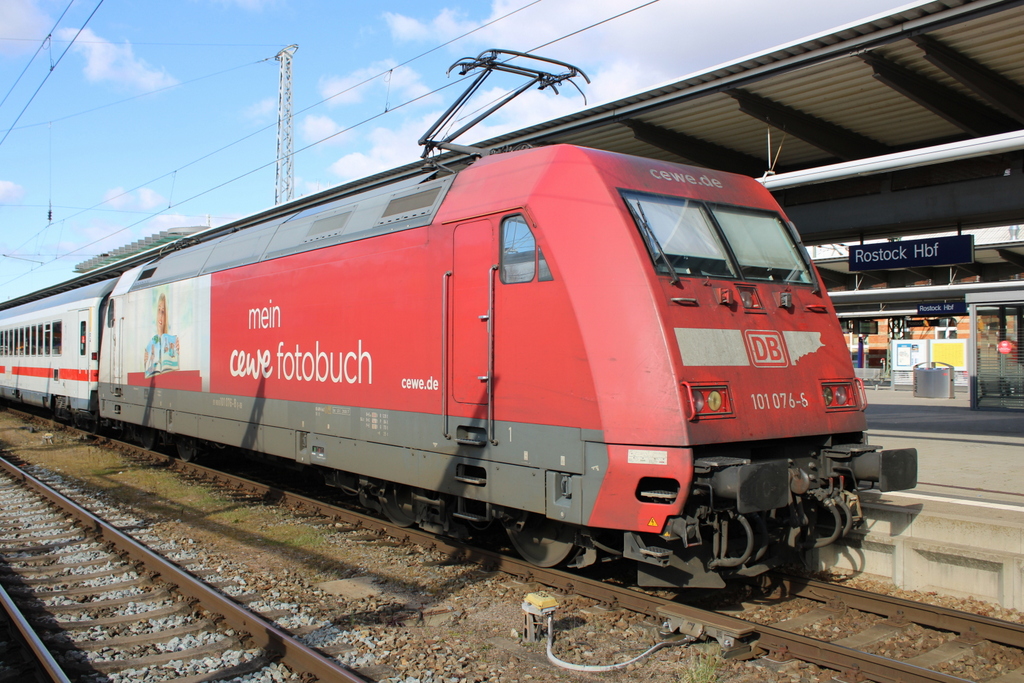 Am Morgen mal fix beim Frühstück bei Drehscheibe-Online geschaut,und 101 076 war für den Mittag mit IC 2212 von Koblenz nach Ostseebad Binz für Rostock angekündigt.04.03.2022