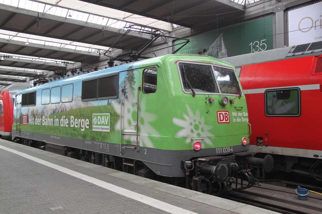Am Morgen noch beim Fr�hst�ck kurz bei Drehscheibe-Online reingeschaut und die 111 039-4 war f�r M�nchen angek�ndigt.29.08.2014 