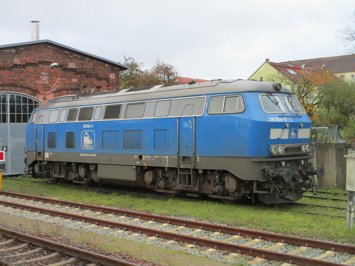 Am Morgen,vom 06.November 2021,stand die PRESS 218 054,am Lokschuppen,in Bergen/Rügen. 
