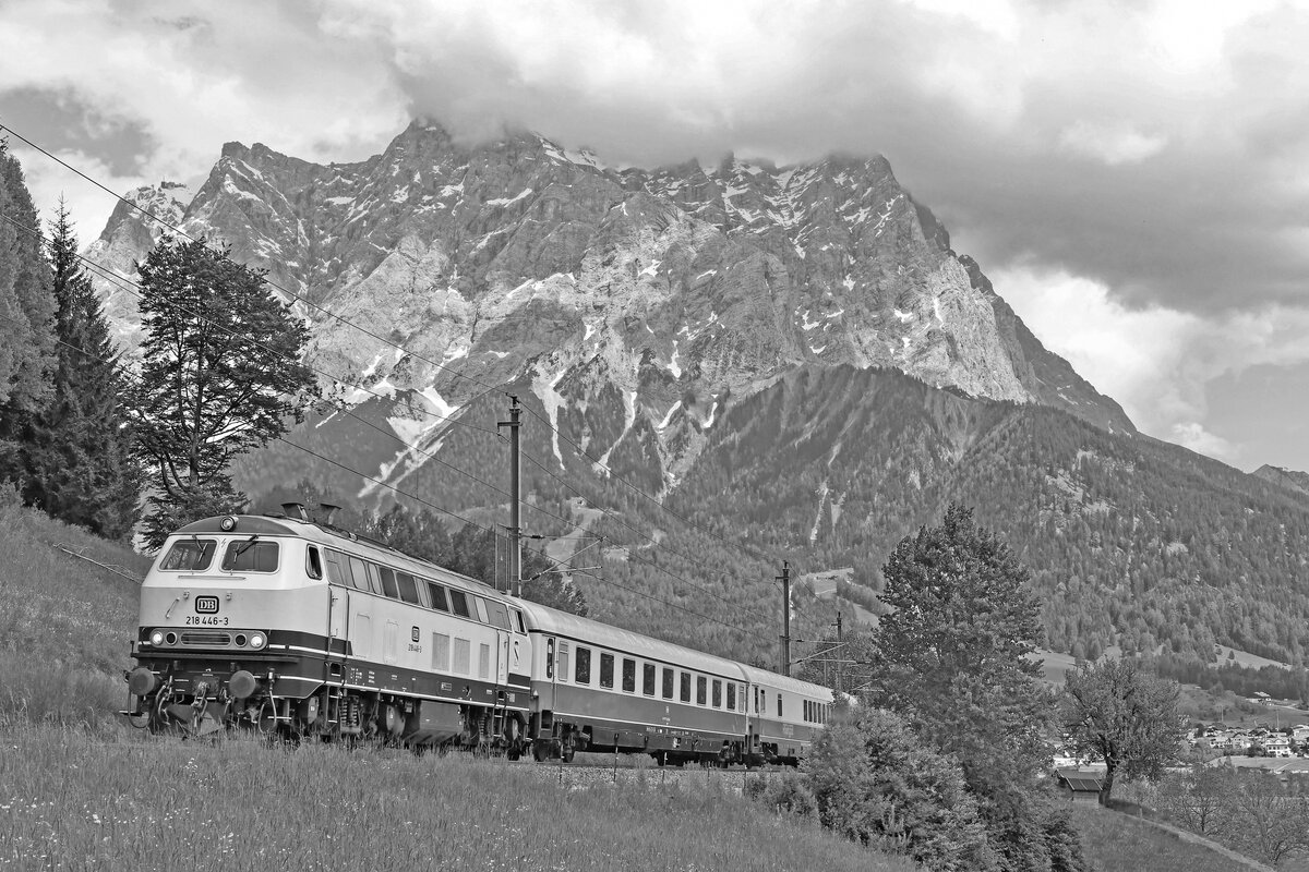 Am Motiv-Klassiker bei Leermoos im Tiroler Außerfern gab es leider kein Sonnenglück für die Fahrt des FD 523  Allgäu , geführt von der 218 446. Durch eine schwarz/weiß Aufnahme kann man sich aber der Illusion hingeben, man wäre 1985 vor Ort gewesen und hätte eine Planleistung der Baureihe 218 zwischen Garmisch und Pfronten dokumentiert (27. Mai 2023).