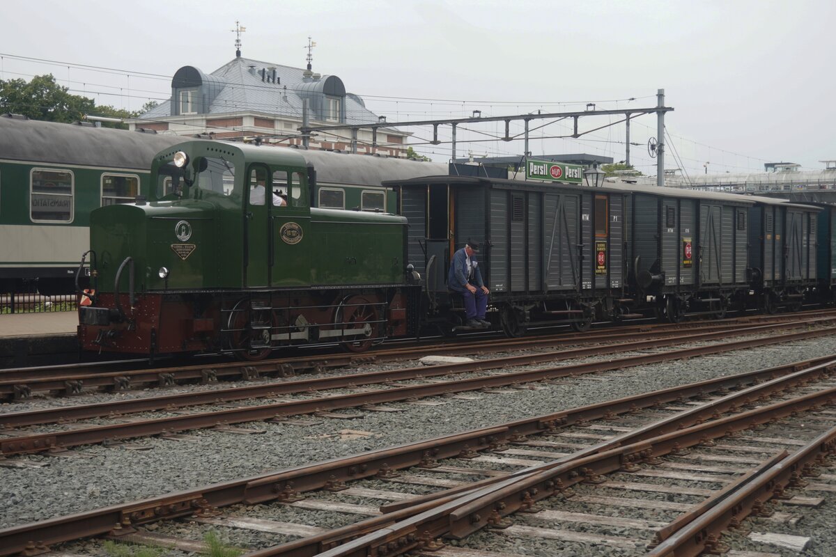 Am mottigem  4 Juli 2026 steht NTM-101 mit ein Fotoguterzug in Hoorn w�hrend das Bello-festival der Stoomtram Hoorn-Medemblik. Die 101 ist ein Unikatund einzige �berlebende von sechs Dieselloks f�r der G�terverkehr auf Nebenbahnen ins West-Friesland (Hoorn und n�rdlich davon bis Enkhuizen bzw. Medemblik). 