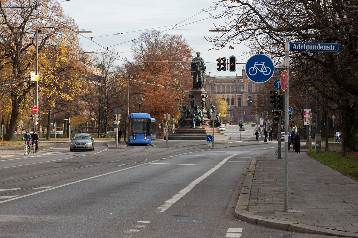 Am Münchner Maxmonument und gleichzeitig seiner Haltestelle wurde eine  Tram  am 24.11.14 verewigt.