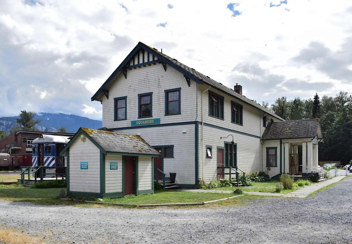 Am Museumsbahnhof in Squamish steht dieses authentische Bahnhofsgebäude. Links im Bild versteckt sich BC Rail Budd Diesel Rail Car BC-21 hinter dem Empfangsgebäude und wartet auf Fahrgäste.

Squamish 13.08.2022