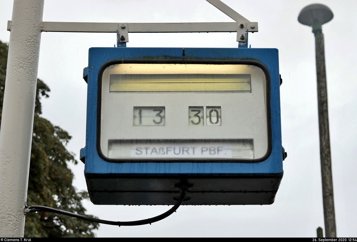 Am Museumsbahnsteig Staßfurt-Leopoldshall auf dem Gelände des Lokschuppen Staßfurt hängt diese alte Anzeigetafel. Sie kündigt die nächste Pendelfahrt zum Bahnhof Staßfurt an.

🕓 26.9.2020 | 12:54 Uhr