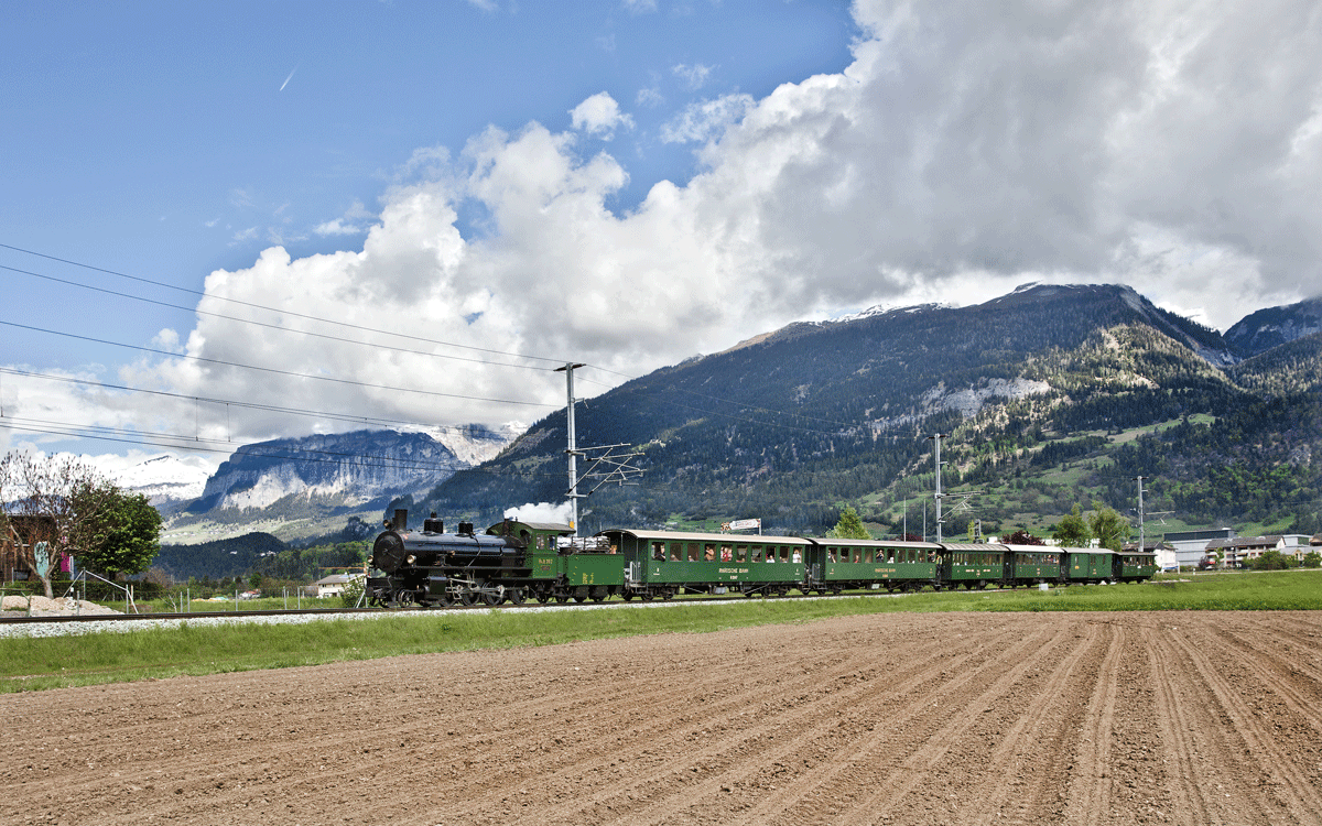 Am Muttertag den 14.5.2017 dampft die RhB  G 4/5 107  Albula  mit ihrem Sonderzug in Bonaduz den Albula hinauf.