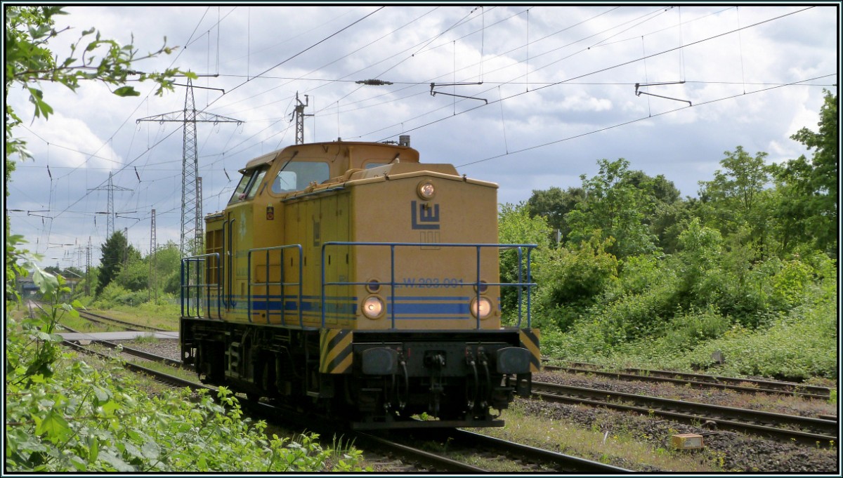 Am Muttertag,den 11.Mai 2014 kam die 203 001  in Lintorf vorbeigefahren.Das recht stürmische und ungemütliche Wetter ließ wenig Spielraum für eine optimale Belichtung.