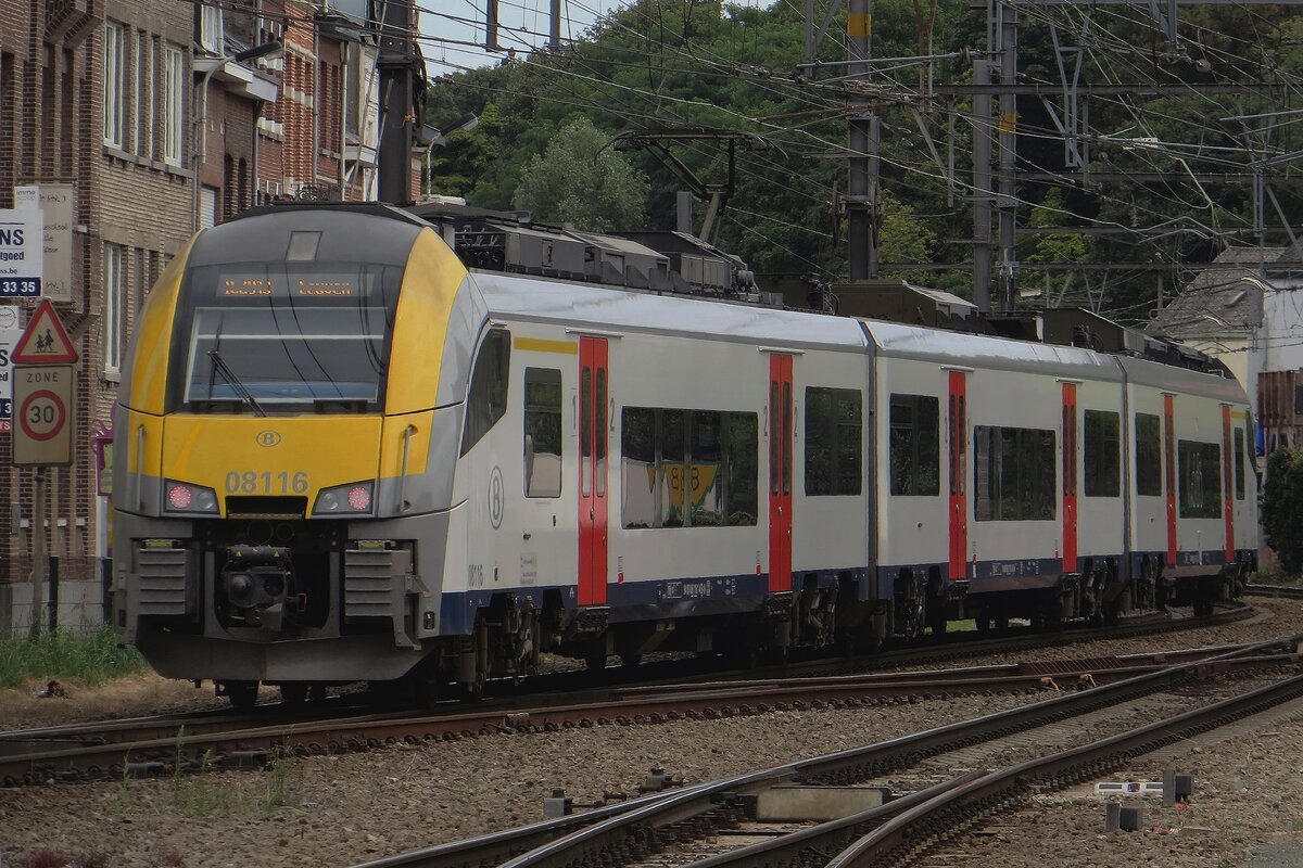 Am Nachmittag von 14 Juli 2022 verlasst 08 116 Lier auf den Weg nach Hasselt und wird vom Bahnsteigkante fotografiert.