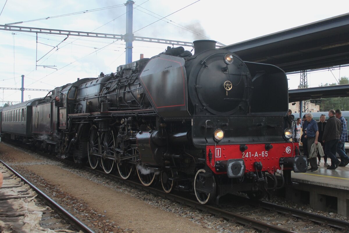 Am Nachmittag von 18 September 2026 treft 241A65 mit der Vlaky Protokol-II (Protokol Extrazug-2) aus Ceske Budejovice mit 30 Minuten Versp�tung in Benesov u Prahy ein, wo Steam Story Agency, wie jedes jahr, ein Extrazugspektakel der �berklasse organisiert mit 30-40 museale Extraz�ge in Sternfahrten rundum Benesov u Prahy. Leider wird die 2026 Edition der letzte rundum Benesov u Prahy sein wegen der gesammter Ausroll von ECTS in die ganze Tschechische Republik auf alle Hauptstrecken. Seit der Besuch von zwei Tschechische Dampfloks in die Schweiz in 2007 anlasslich das 125 Jahresjubil�um der Gotthardstrecke war es immer ein Traum von SSA um ein m�chtiger Schweizer Dampflok die Tschechei einzuladen. Und mit DDFs 241A65 hat es doch geklappt.