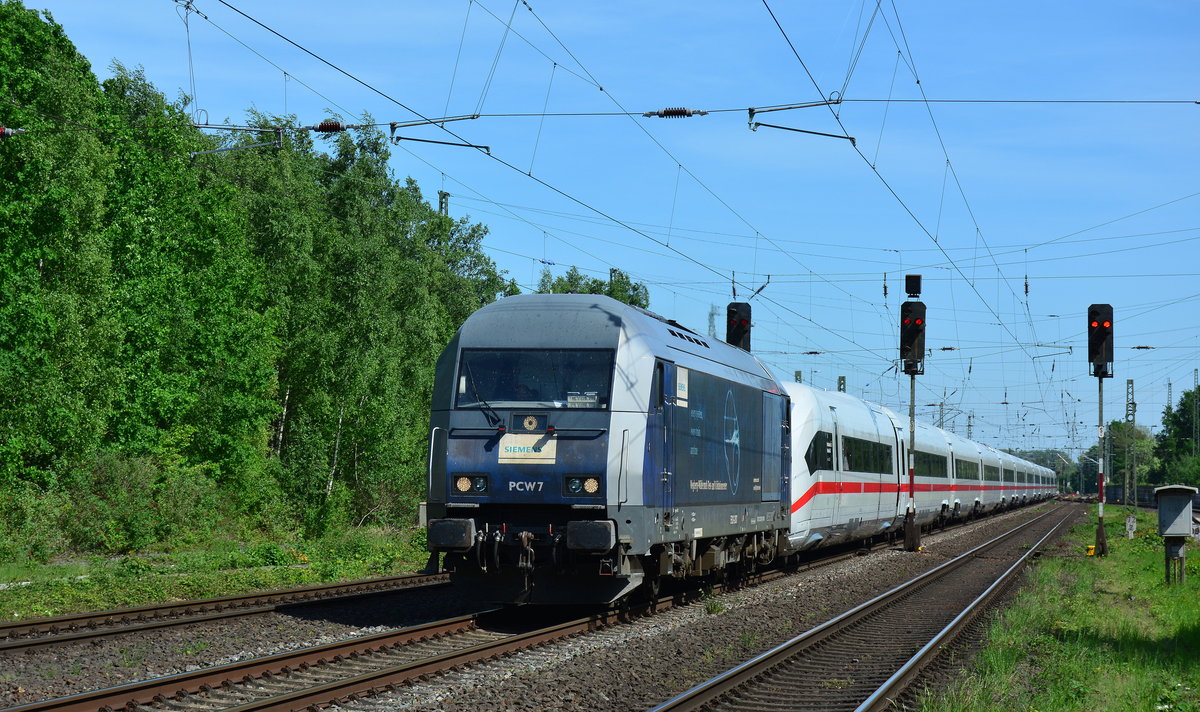 Am Nachmittag bekam ich endlich mal wieder die 223 081-1 alias PCW7 vor die Linse. Am Haken hatte sie den 412 001. Hier fährt die PCW7 durch Viersen gen Krefeld. 

Viersen 17.05.2017