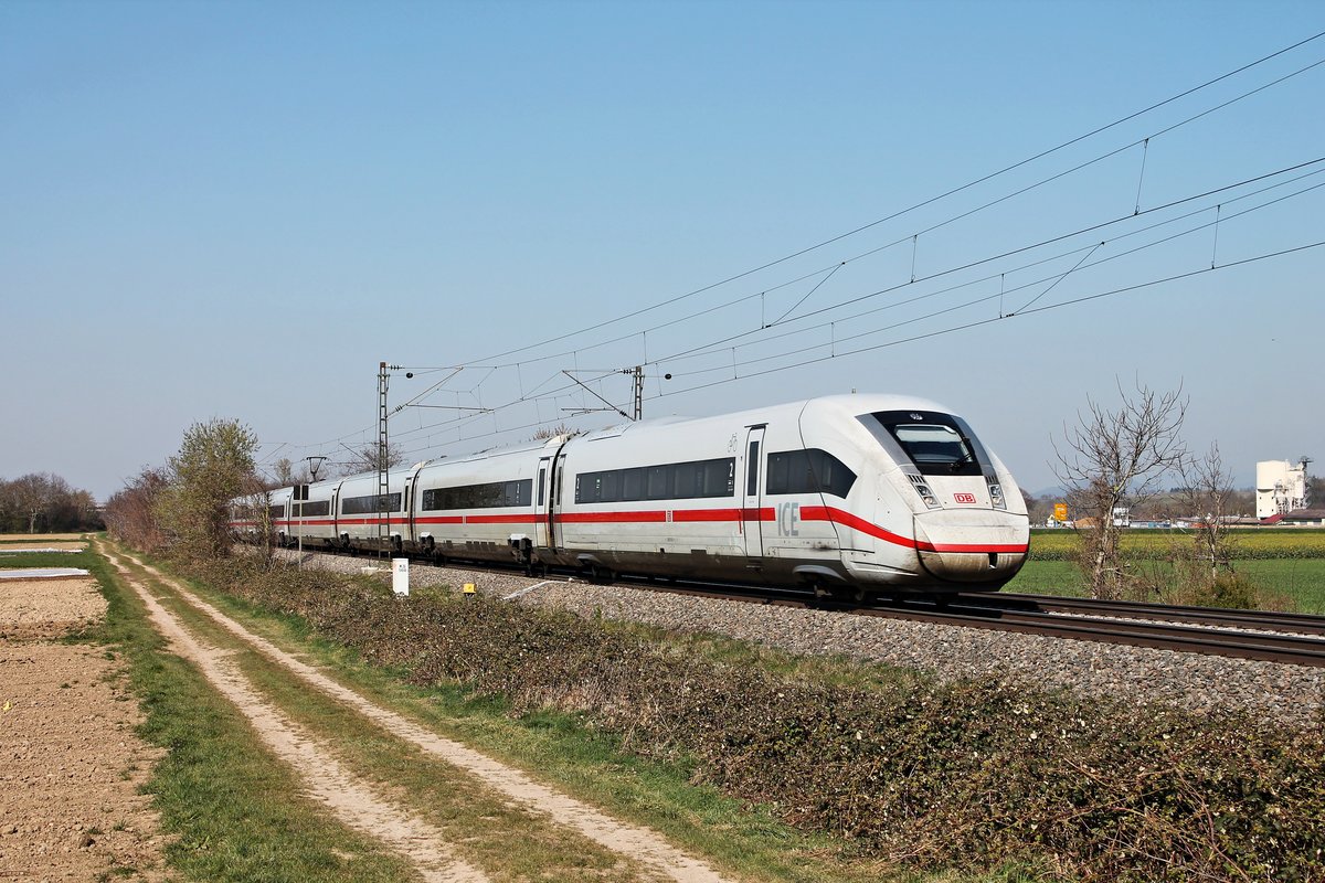 Am Nachmittag des 01.04.2020 fuhr 412 013 (9013/5812 013-1) als ICE 75 (Hamburg Altona - Basel Bad Bf) südlich von Buggingen über die KBS 702 durchs Markgräflerland in Richtung Zielbahnhof, welcher nur noch wenige Kilometer entfernt war.