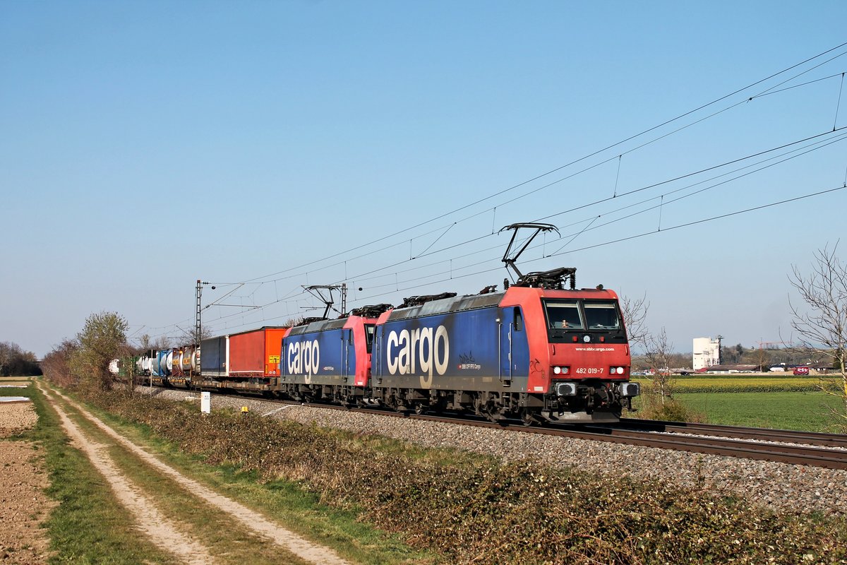 Am Nachmittag des 01.04.2020 fuhr Re 482 019-7 zusammen mit Re 482 033-8  Basler Rheinhäfen  und dem DGS 40247 (Antwerpen D.S. Dorderen - Gallarate) südlich von Buggingen über die Rheintalbahn durchs Markgräflerland in Richtung Basel.