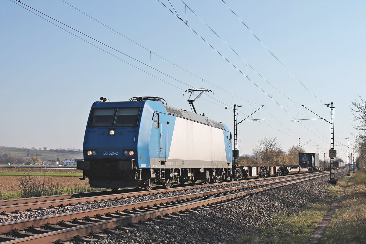 Am Nachmittag des 01.04.2020 fuhr ATLU/TXL 185 521-2 als Ersatzlok mit dem DGS 41032 (Busto Arsizio - Krefeld Uerdingen), welchen den Zug seit Basel SBB RB bespannte, nördlich von Hügelheim über die Rheintalbahn in Richtung Freiburg (Breisgau). Planmäßig ist dieser Zug mit einer der TXL 186 901 - 910 bespannt.