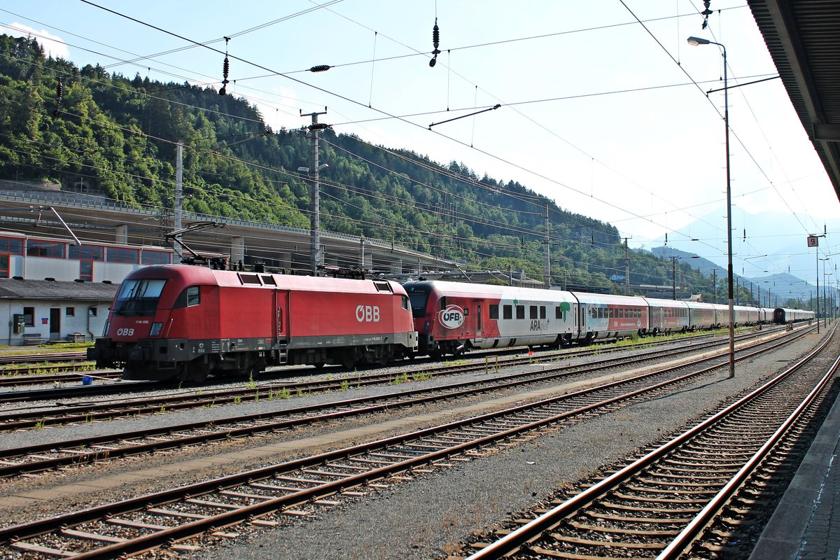 Am Nachmittag des 01.07.2018 stand 1116 035, welche einer der Taurus ist die ein Osteuropa-Länderpaket eingebaut bekommen hat, mit der ÖFB-Railjet Garnitur, der 1116 200 und einer weiteren Railjet Garnitur im Bahnhof von Innsbruck Westbahnhof abgestellt stand und auf den nächsten Einsatz wartete.