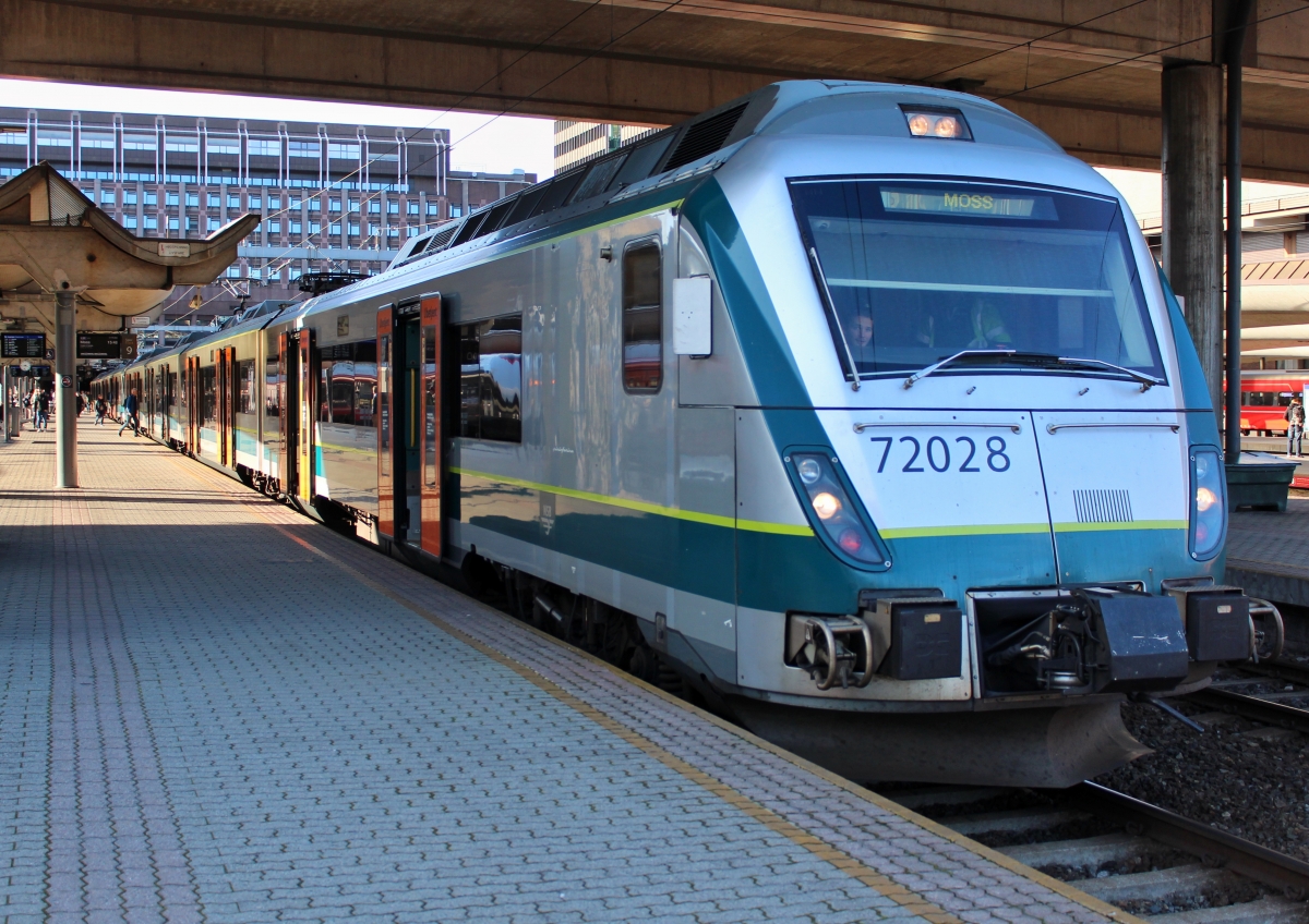 Am Nachmittag des 01.10.2019 steht ein Zug des Typs 72 als Linie L21 nach Moss im Bahnhof Oslo S bereit.