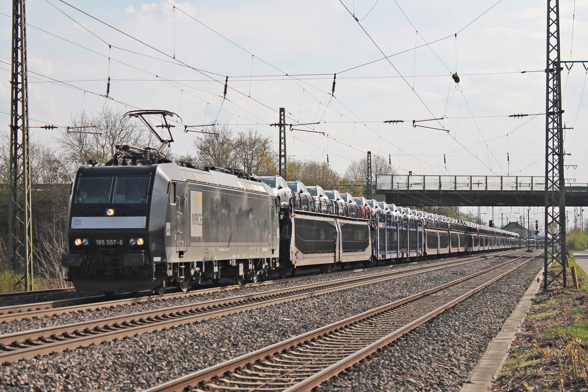 Am Nachmittag des 02.04.2019 fuhr MRCE/CTD 185 557-6 mit dem  Peugeot/Citroen -Autotransportzug (Mulhouse - Trnava), aus Richtung Neuenburg (Baden)/Frankreich kommend, durch den Bahnhof von Müllheim (Baden) gen Freiburg (Breisgau).
